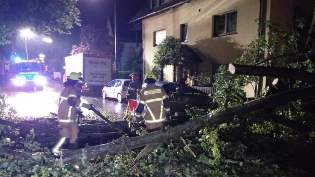 Происшествия: Из-за непогоды в Германии пострадало 15 человек и десятки домов