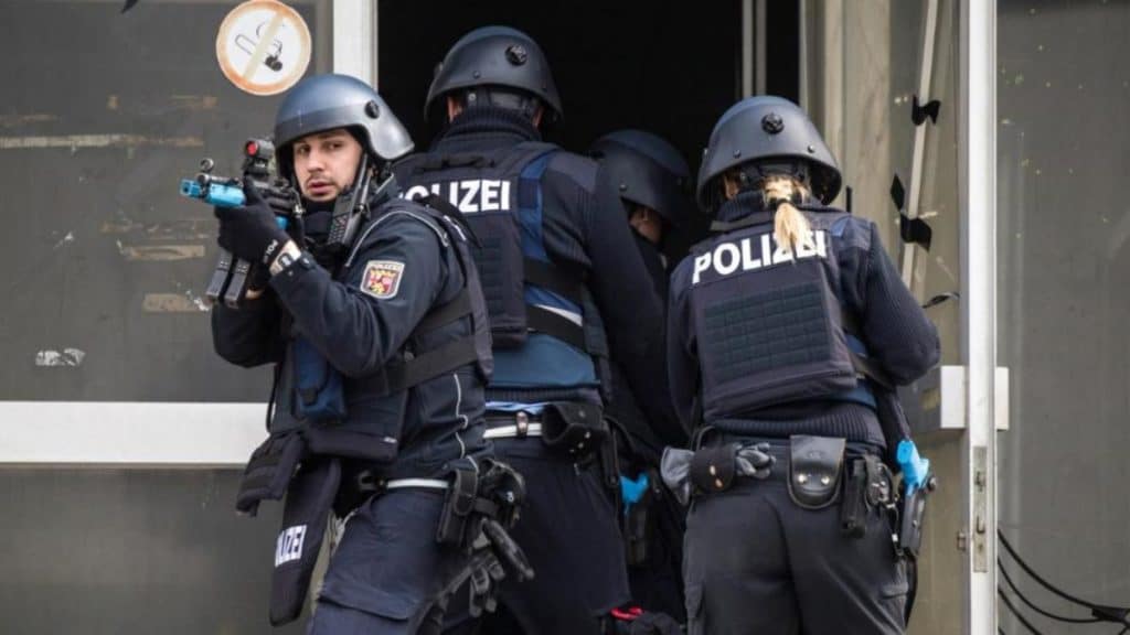Общество: Сколько экипировки носят на себе немецкие полицейские?