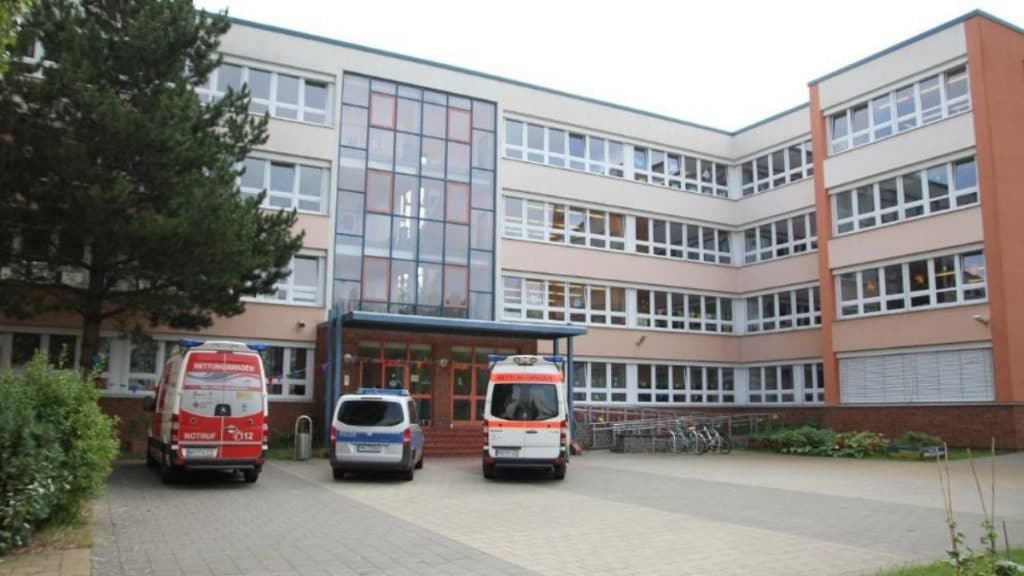 Происшествия: В Ростоке госпитализировали учительницу после того, как на нее напала школьница
