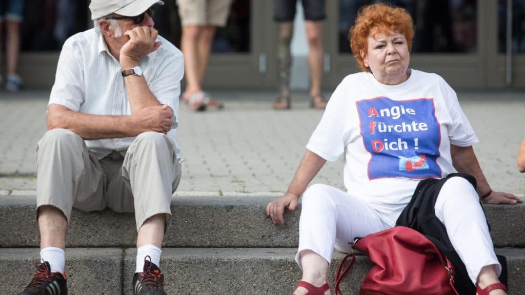 Политика: Немцы считают АдГ опасной, но все равно за нее голосуют