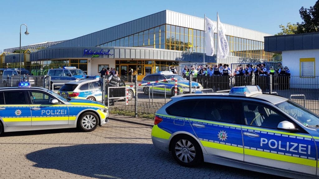Происшествия: Беспорядки в бассейне Дюссельдорфа: персонал убегал от разъяренных беженцев
