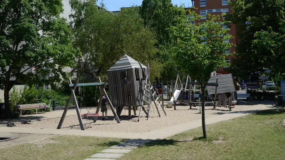 Происшествия: Сербы устроили разборки на детской площадке: дети наблюдали за побоищем