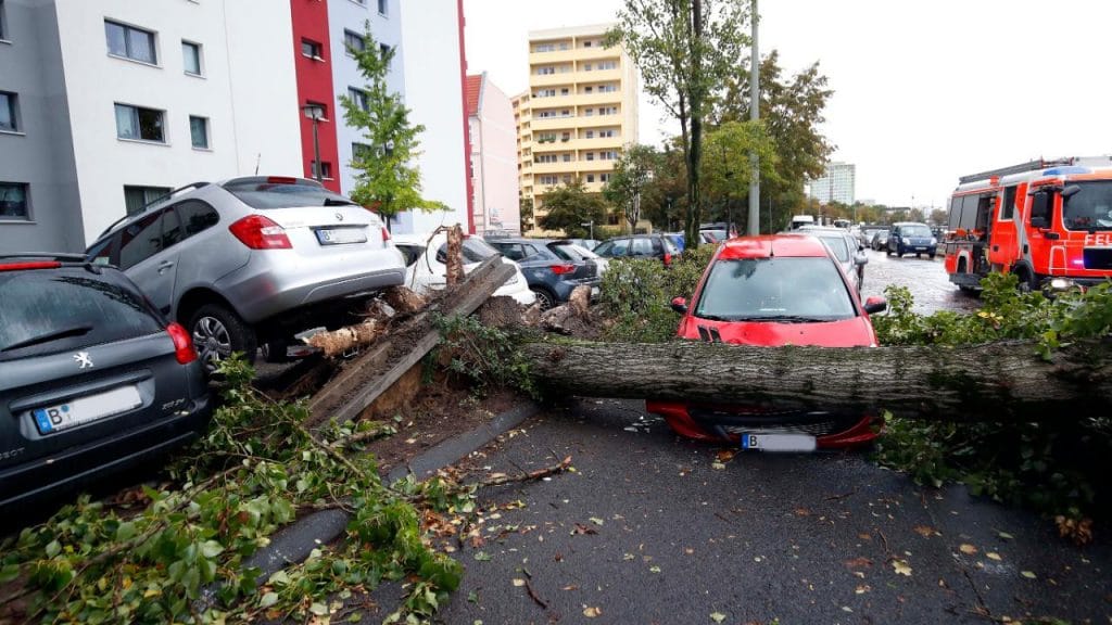 Происшествия: Ураган в Германии набирает обороты: уже погиб один человек