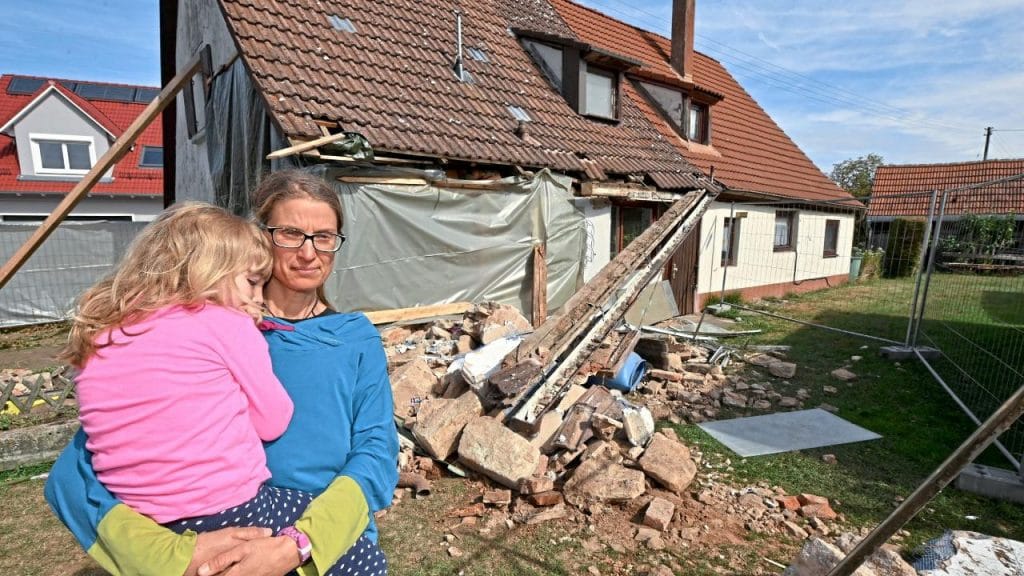 Происшествия: Грузовик уничтожил дом матери-одиночки: теперь она с дочерью живет на улице