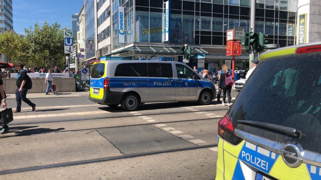 Происшествия: Во Франкфурте разгуливает вооруженный мужчина: жителей просят быть осторожными