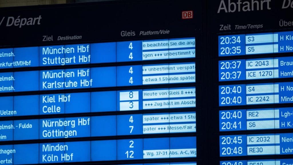 Происшествия: Сильная непогода в Германии: сотни путешественников вынуждены ночевать на вокзалах и в поездах