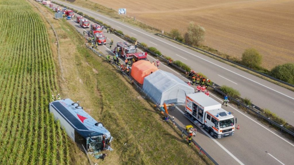 Происшествия: На юге Тюрингии междугородний автобус разбил отбойник и перевернулся: 20 пострадавших