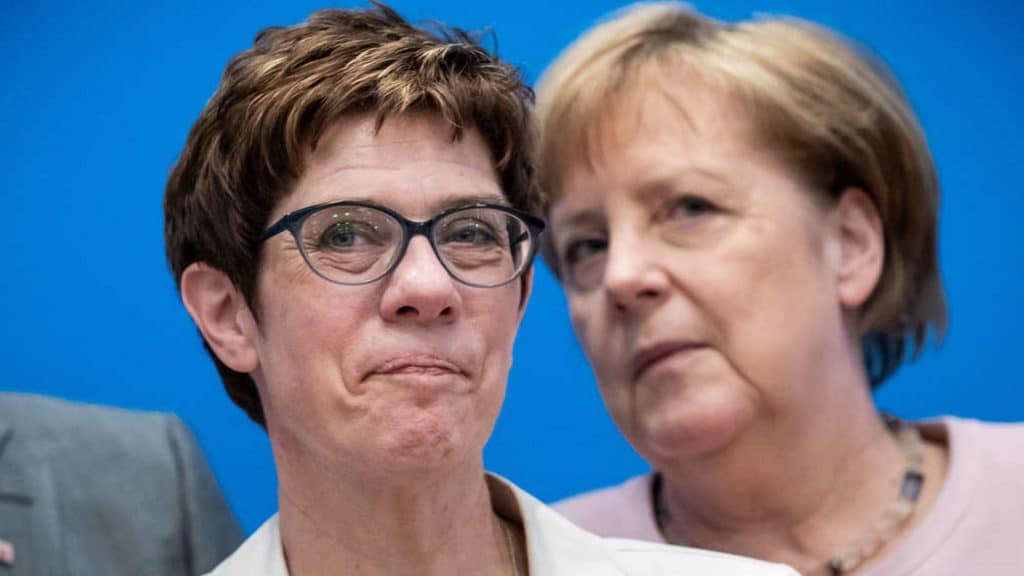 Политика: Крамп-Карренбауэр планировала политический переворот и свержение Меркель?