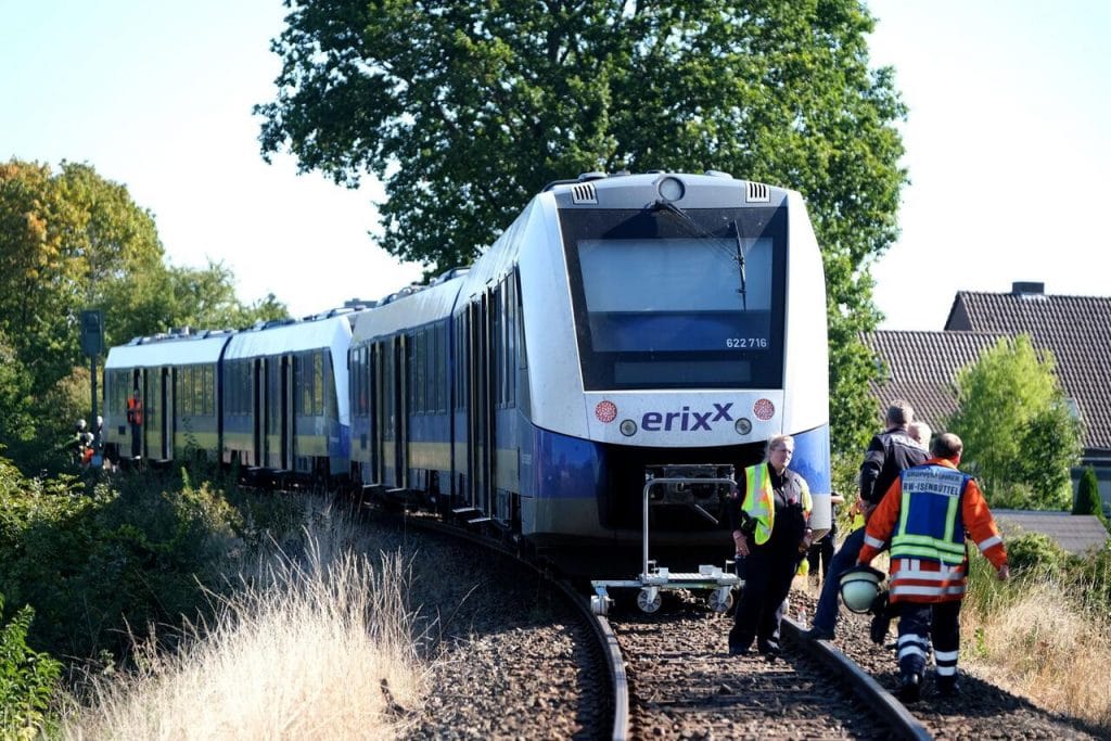 Происшествия: Поезд врезался в авто на ж/д переезде: женщина погибла, 3-летний ребенок тяжело ранен
