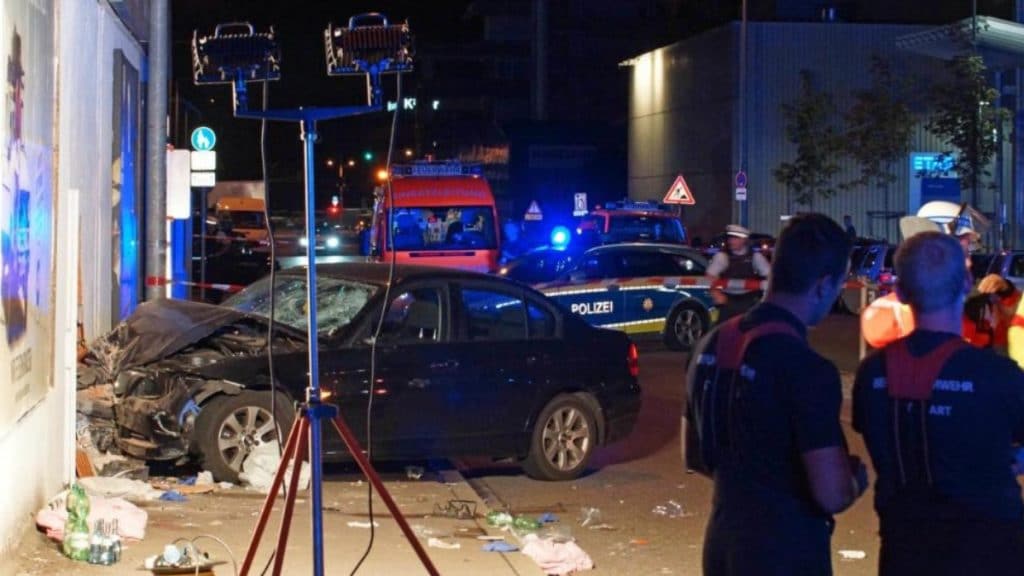 Происшествия: В Штутгарте автомобиль въехал в группу прохожих: три человека серьезно пострадали