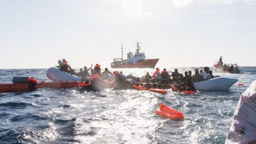 Общество: Сколько беженцев прибывает в Европу через Средиземное море?