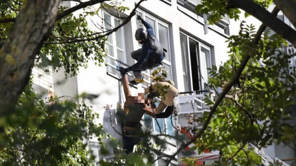 Происшествия: Берлин: пожарные в последний момент спасли мужчину, который пытался выпрыгнуть с третьего этажа