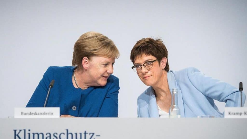 Политика: Мнимая забота о климате: Меркель и Крамп-Карренбауэр в один день полетели в Америку на двух разных самолетах