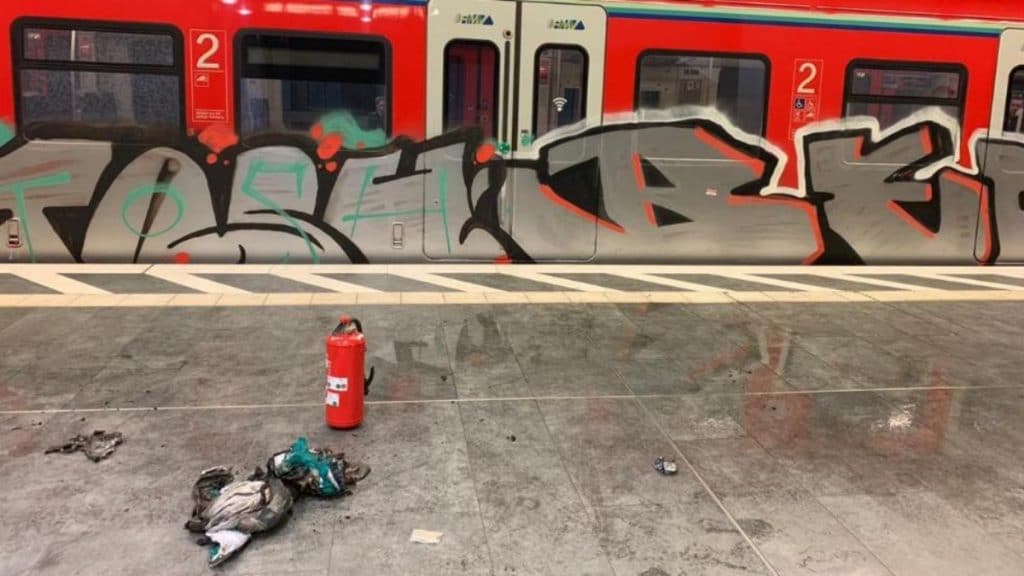 Происшествия: Франкфурт: горящий парень упал с вагона метро