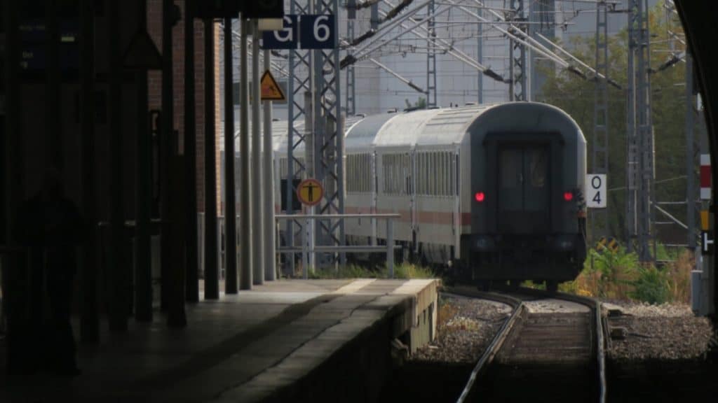 Происшествия: Мужчина бежал за поездом по путям, поезд остановили, чтобы забрать его внутрь