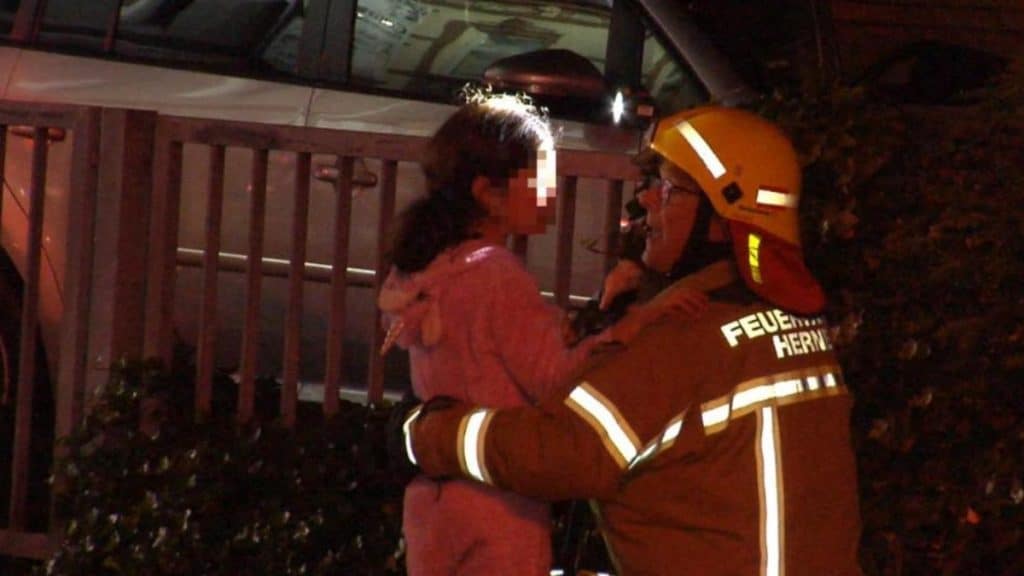 Происшествия: Пожарные спасли кричащих детей из горящего дома
