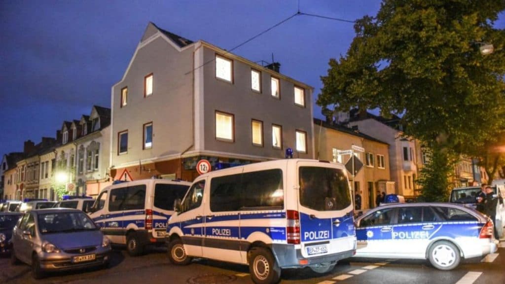 Происшествия: 600 правоохранителей провели рейд против крупного клана, который ввозит нелегалов в Германию