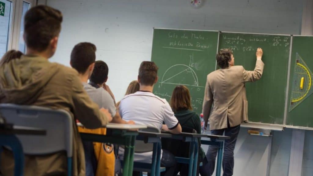 Общество: В Германии наблюдается острая нехватка учителей. Как возможно решить проблему?