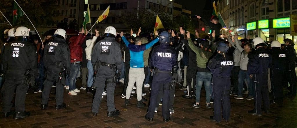 Происшествия: Жестокие столкновения курдов и турок: немецкие улицы превращаются в поле боевых действий