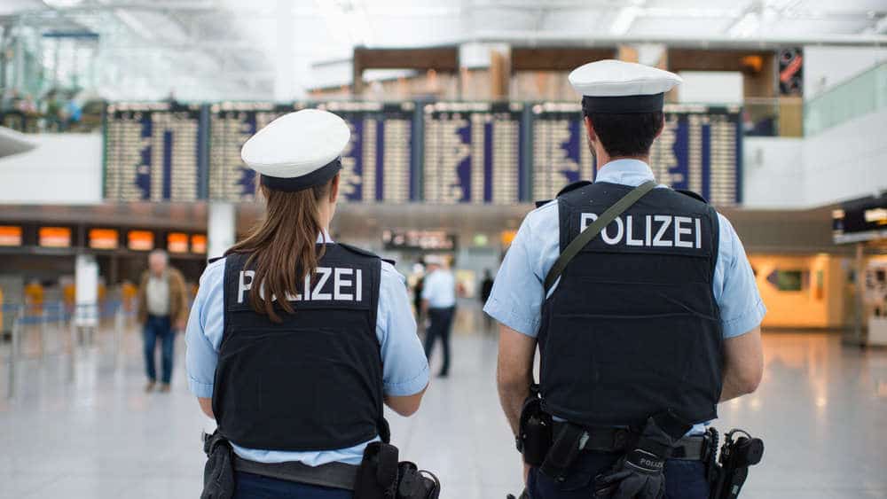 Происшествия: Мужчина в маске клоуна угрожал взрывом в аэропорту Мюнхена