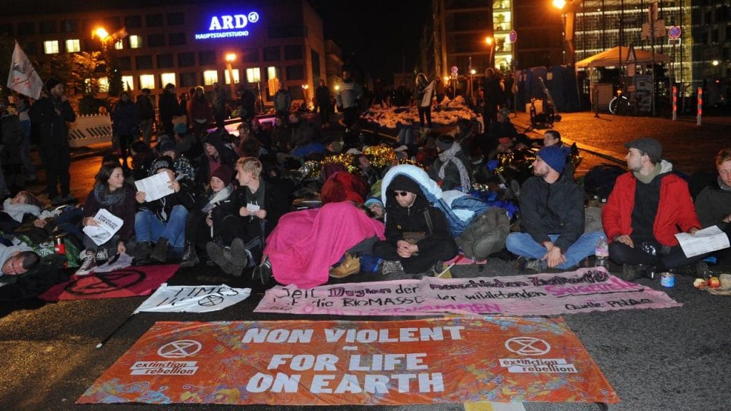 Происшествия: Хаос в Берлине: активисты уже третий день блокируют движение транспорта в столице
