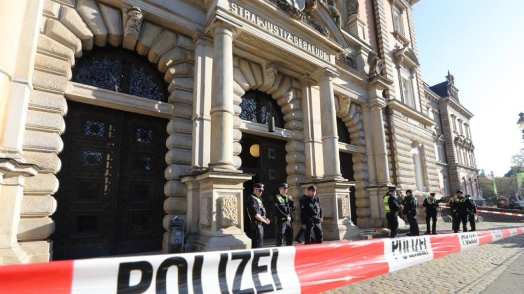 Происшествия: В гамбургском здании суда беженец напал с ножом на человека: преступник все еще на свободе