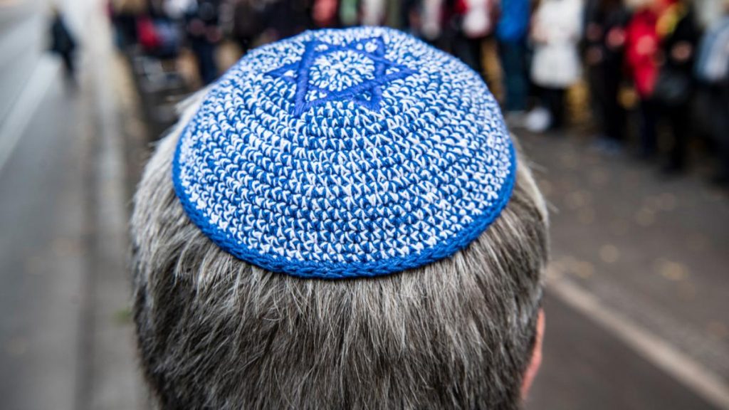 Отовсюду обо всем: 70-летний пенсионер пострадал от антисемитского нападения