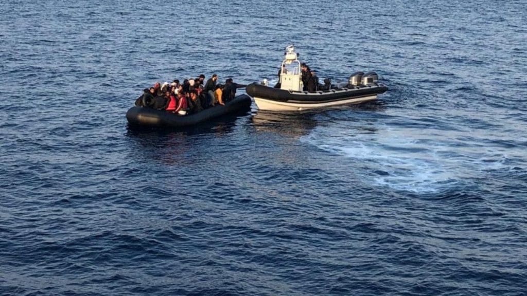 Политика: Греция намерена депортировать в Турцию 10 000 беженцев
