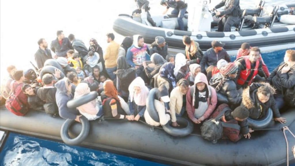 Отовсюду обо всем: Сотни мигрантов сделали невыносимой жизнь на маленьком греческом острове