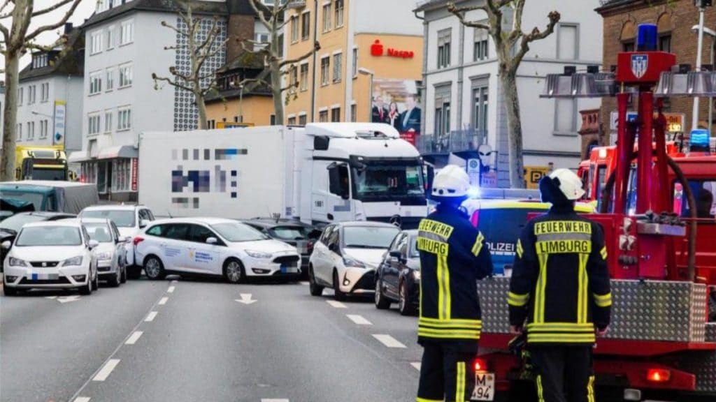Происшествия: Теракт в Гессене: мужчина на украденном грузовике въехал в автомобили, есть пострадавшие