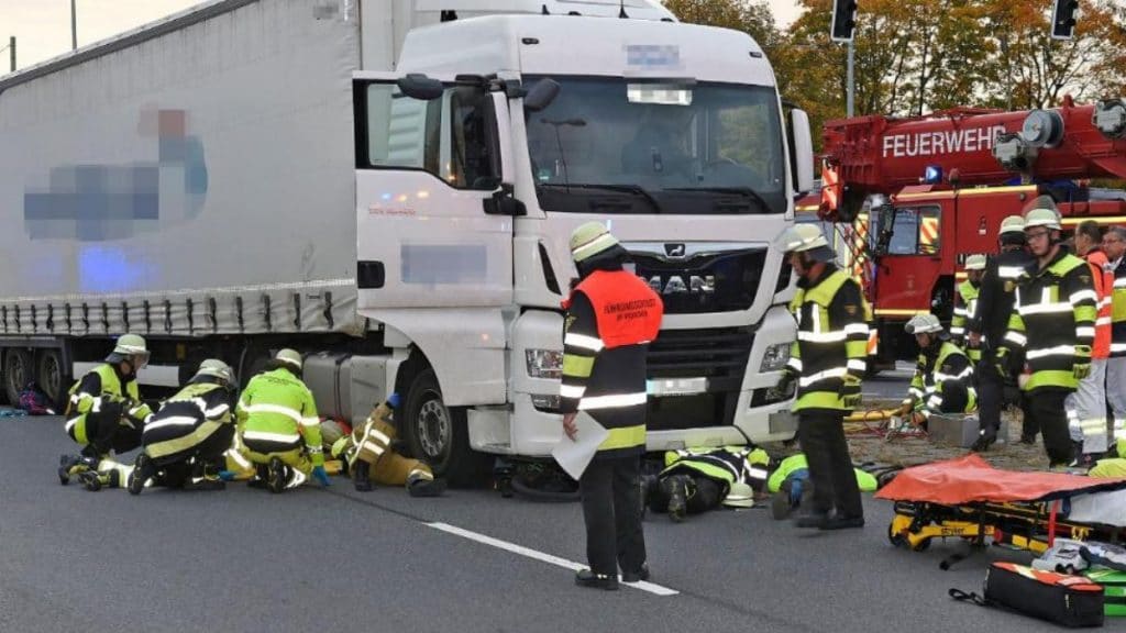 Происшествия: 11-летняя школьница оказалась под колесами 40-тонного грузовика и выжила