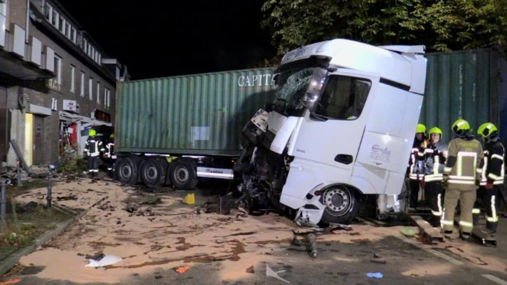 Происшествия: Северный Рейн-Вестфалия: водитель грузовика въехал в несколько автомобилей