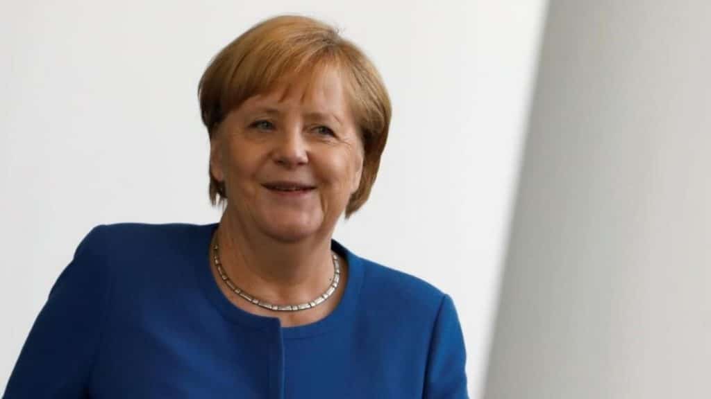 Политика: Даже после подписания «формулы Штайнмайера» Меркель не намерена снимать санкции против России