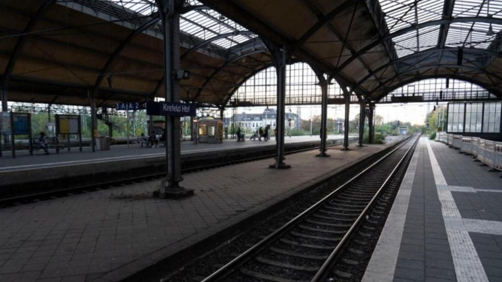 Происшествия: Северный Рейн-Вестфалия: немец толкнул эритрейца под поезд