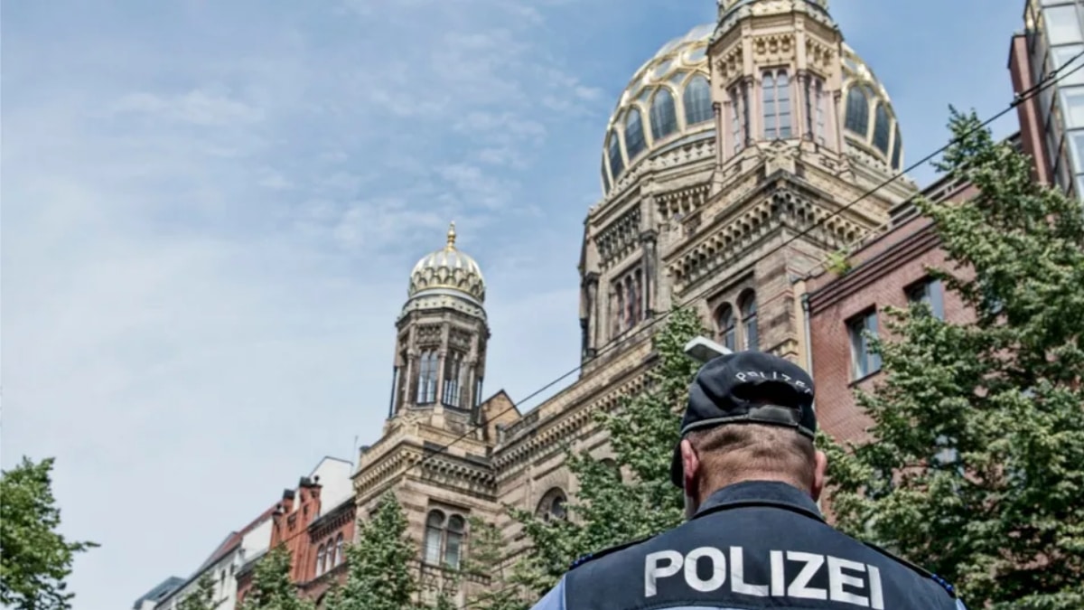 Берлин: у синагоги остановили мужчину, который с ножом бежал на охранников