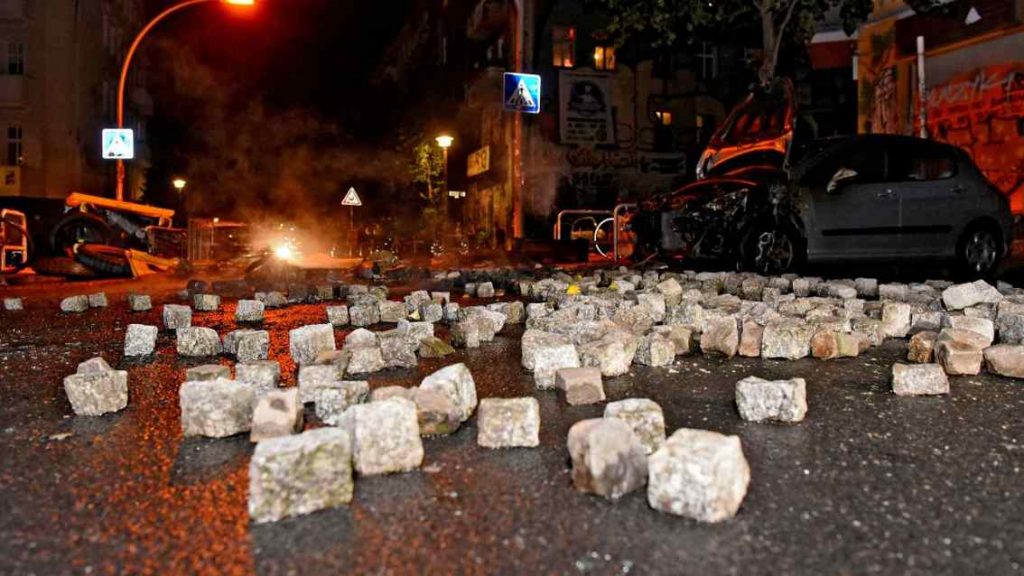 Происшествия: В Берлине полицейских забросали камнями: профсоюз говорит о покушении на жизнь