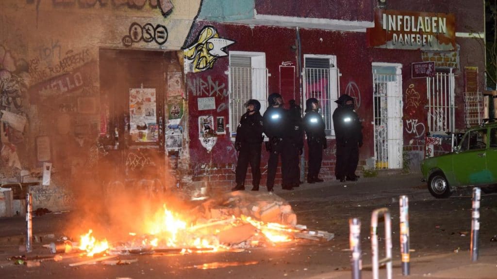 Происшествия: Камни, бутылки и петарды: в Берлине напали на 19 полицейских