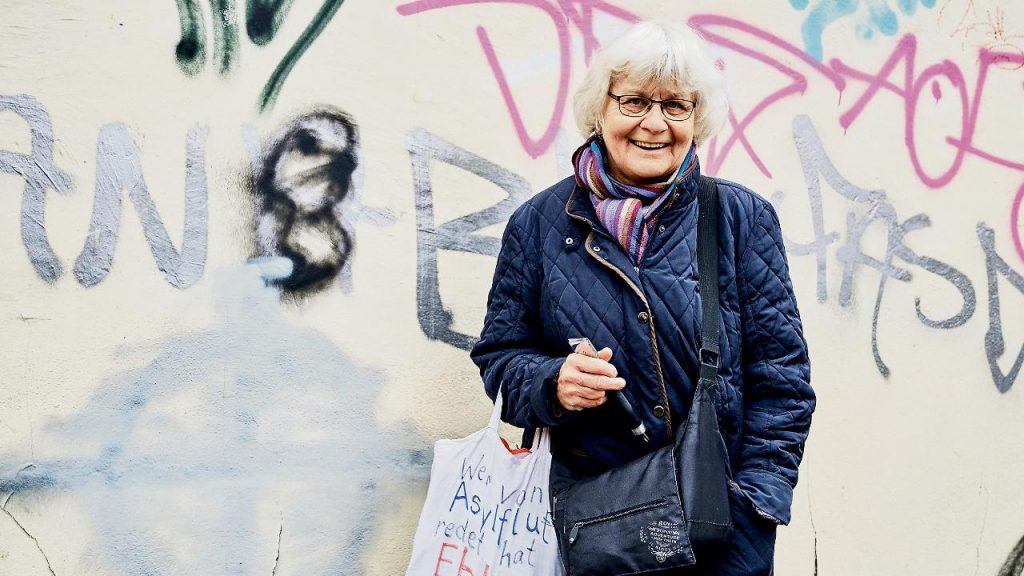 Общество: Бабушка Ирмела нашла свое призвание. Она борется с нацистами в Германии