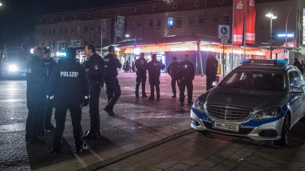 Происшествия: В Гамбурге полицейских забросали яйцами и петардами