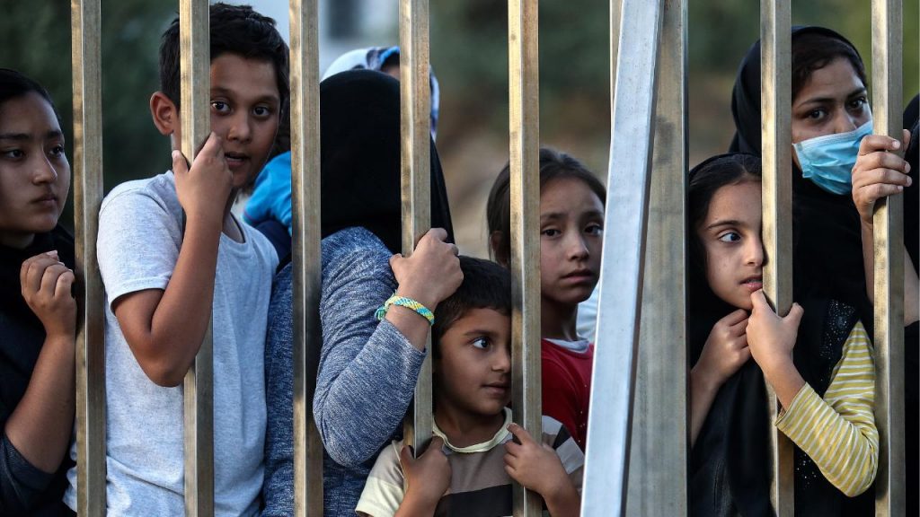 Политика: Греция закрывает три крупнейших лагеря: куда отправятся 20 тыс беженцев?