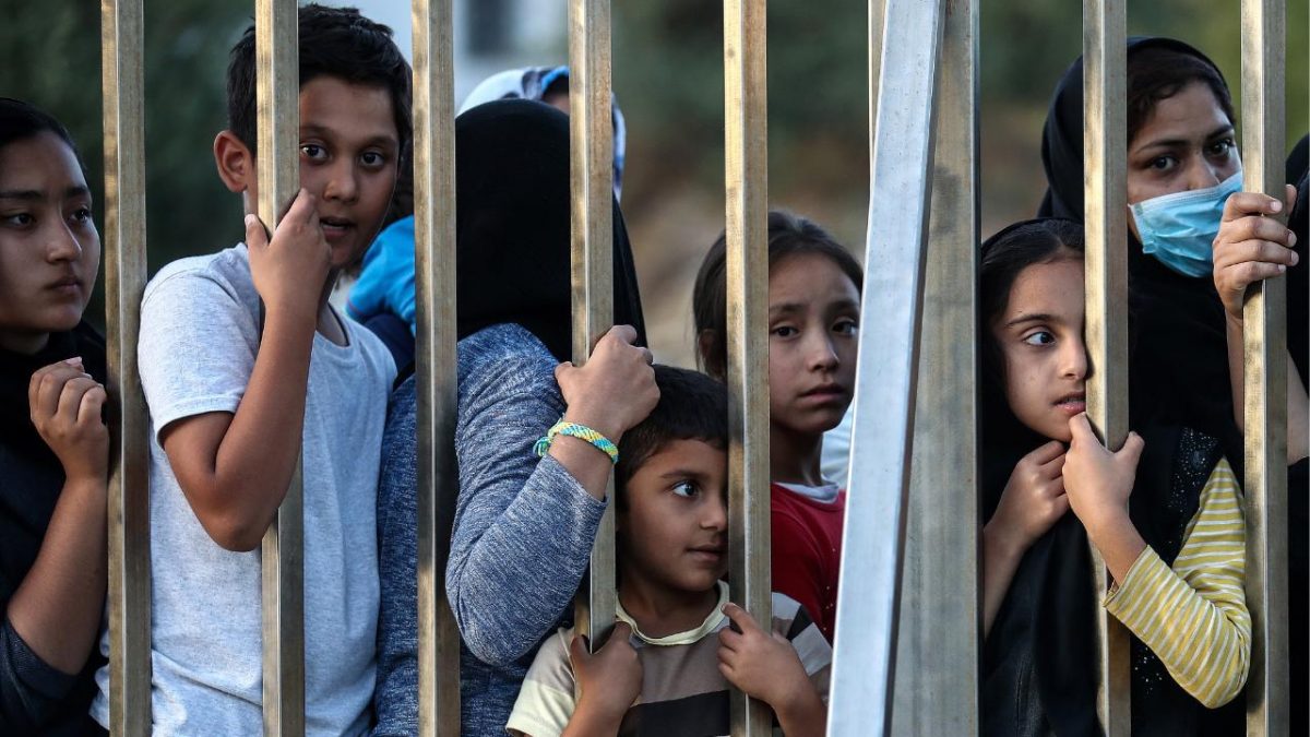 Греция закрывает три крупнейших лагеря: куда отправятся 20 тыс беженцев?