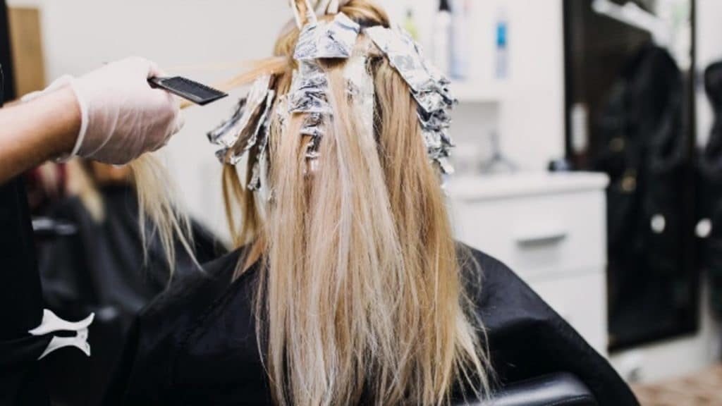 Отовсюду обо всем: Во время осветления волос у парикмахера женщина получила тяжелые ожоги головы