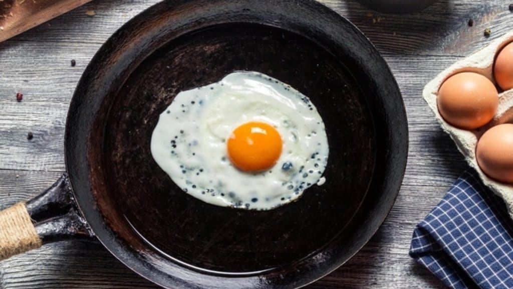 Домашние хитрости: Благодаря этому трюку яичница больше не будет приставать к сковороде