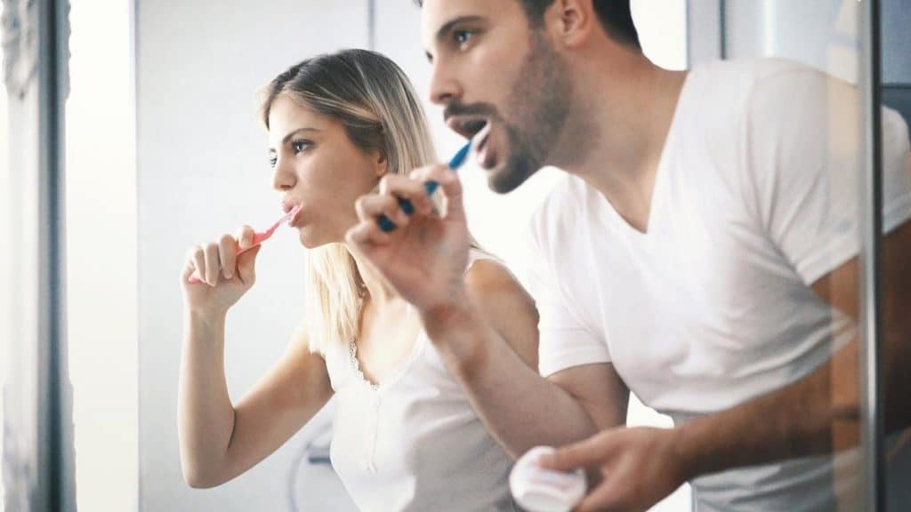 Здоровье: Почему не стоит чистить зубы сразу после еды