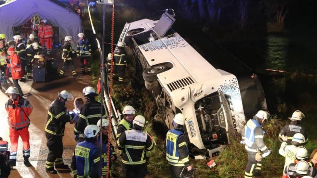 Происшествия: В Шлезвиг-Гольштейне перевернулся пассажирский автобус: 13 человек пострадало