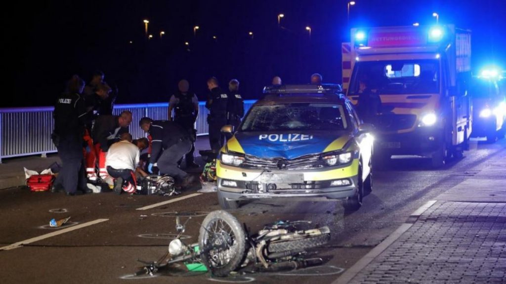 Происшествия: Дрезден: пытаясь сбежать от полиции, подросток въехал в патрульный автомобиль и серьезно пострадал