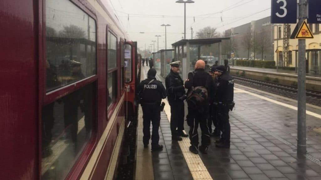 Происшествия: Пассажир поезда выбросил из окна бутылку, она попала в двухлетнего ребенка и тяжело ранила его