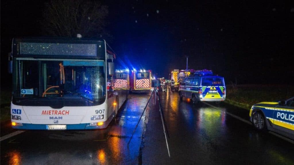 Происшествия: Загадочное происшествие: автобус сбил парня, тот погиб, однако он мог быть мертвым еще до аварии