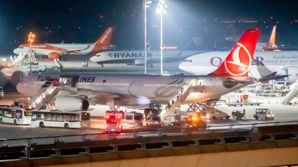 Происшествия: Прямо в аэропорту задержали немку-сторонницу ИГ, депортированную из Турции