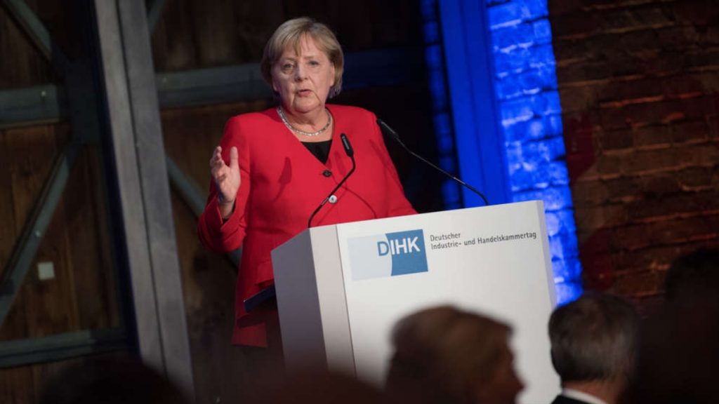 Общество: Происшествие на мероприятии: Меркель упала перед полным зрительным залом (+видео)